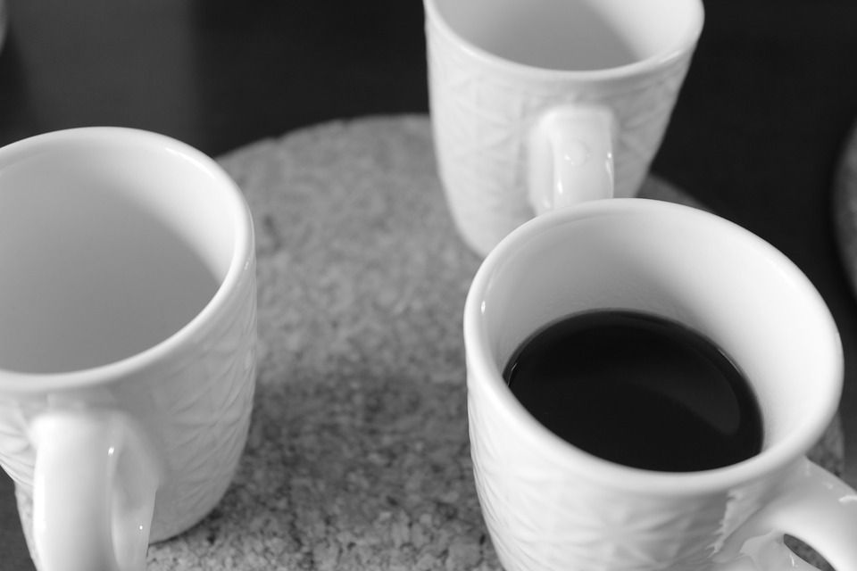 Scopri di più sull'articolo Caffeina e incontinenza, ecco le soglie di rischio: quanti caffè al giorno si possono bere per stare tranquilli?